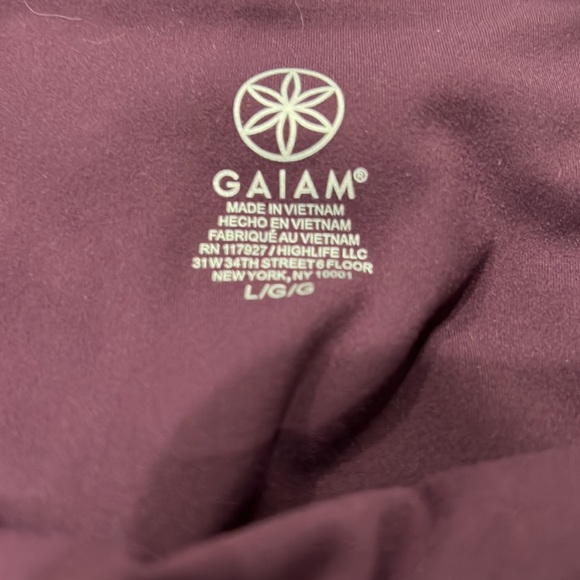 Blackberry wine colored Capri length workout pants with pockets - Picture 4 of 4